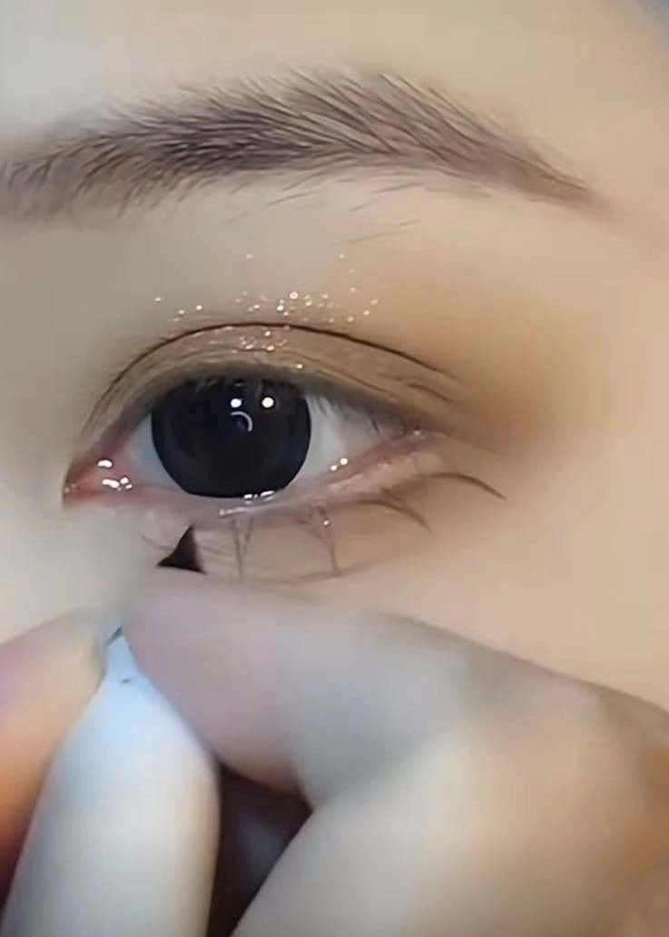 1 color,eyeliner