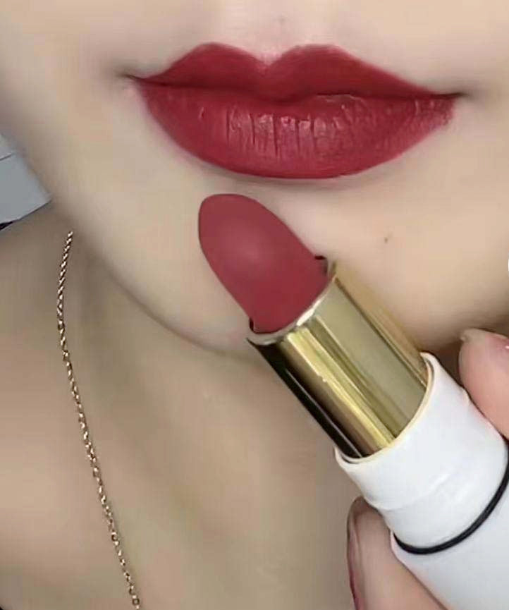 1 color,blue lipstick